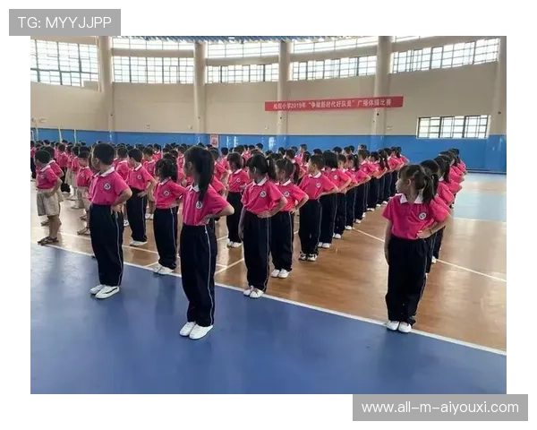 体操教练鼓励老队员辅导新队员熟悉比赛流程